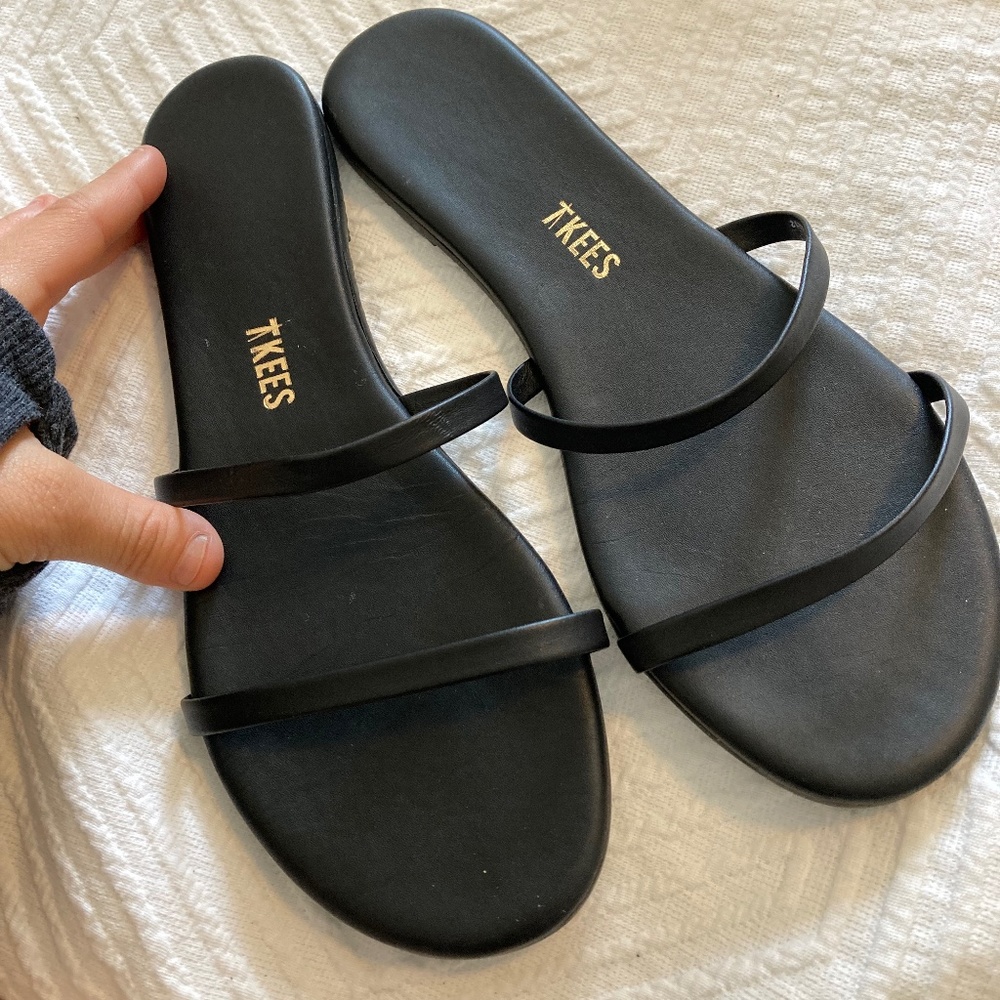 WOMENS TKEES TWO STRAP FLAT BLACK SANDAL SIZE 6US/ 37 EUR ,  A SUMMER STAPLE!!